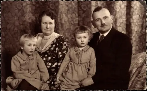 Foto Ak Eltern mit den Kindern, Portrait