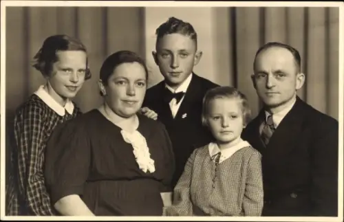 Foto Ak Familienfoto, Portrait