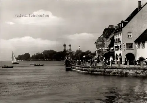 Ak Friedrichshafen am Bodensee,  Bodensee, Segelboot, Menschen am Ufer,  Gebäude