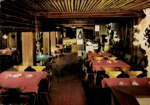 Ak Friedrichshafen am Bodensee, Restaurant Innenansicht, Tische mit roten Tischdecken, Holzdekor