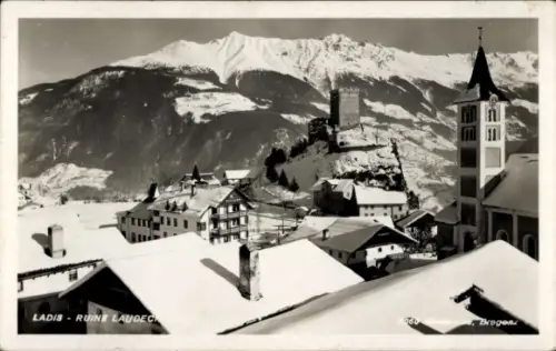 Ak Ladis Tirol,  Ruine Laudeck, schneebedeckte Dächer, Berge im Hintergrund
