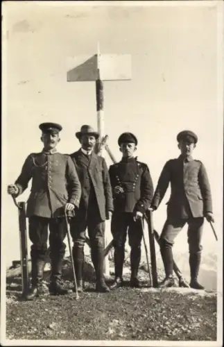 Foto Ak Wanderer auf einem Berggipfel, Wener Bader, Männer in Uniform