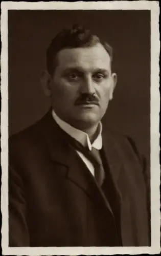 Foto Ak Mann im Anzug, Portrait