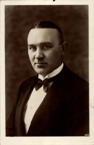 Foto Ak Mann mit Fliege, Portrait