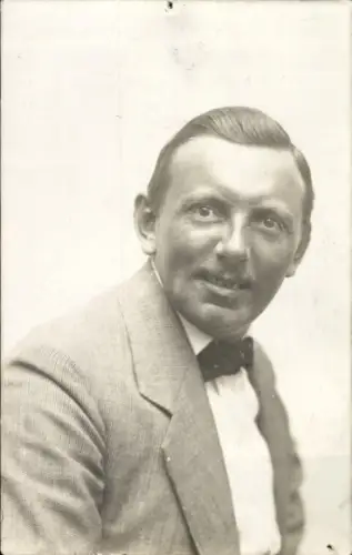 Foto Ak Portrait eines Mannes, Anzug, Fliege