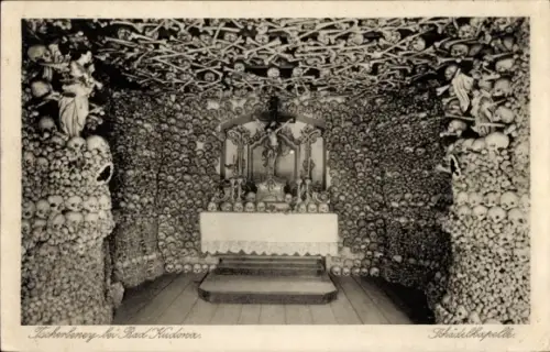 Ak Czermna Tscherbeney Kudowa Zdrój Bad Kudowa Niederschlesien, Schädelkapelle, Wände aus Knochen