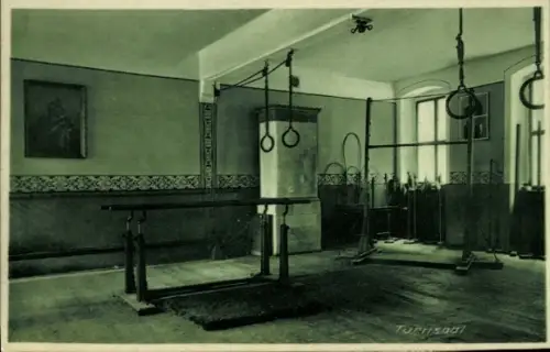Ak Świdnica Schweidnitz Schlesien, Turnsaal, Sportgeräte, Ringe, Holzfußboden, Gemälde an der Wan