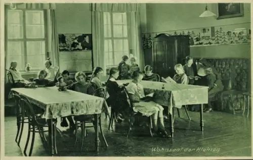 Ak Świdnica Schweidnitz Schlesien, Wohnsaal der Kleinen, Kinder, Tische, Bücher, Ursulinen-Kloste