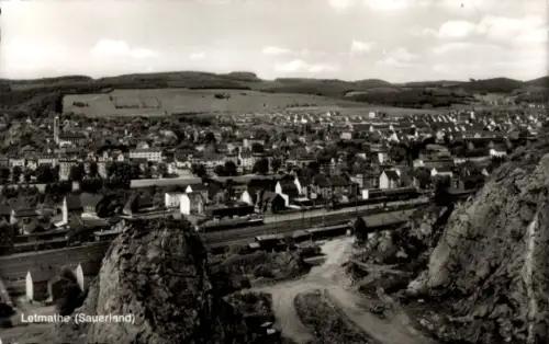Ak Letmathe Iserlohn im Märkischen Kreis,  Stadtansicht, Landschaft, Berge, Häuser