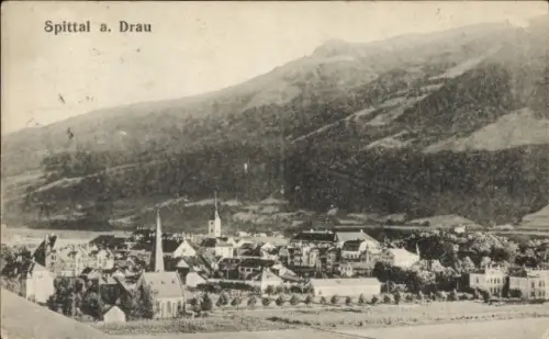 Ak Spittal an der Drau Kärnten, Stadtansicht, Berge im Hintergrund, Kirchen, Häuser