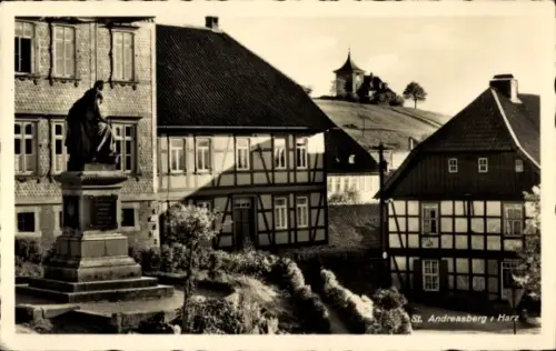 Ak St. Andreasberg Braunlage im Harz, Oderteich,  Statue, Fachwerkhäuser, Kirche im Hintergrund