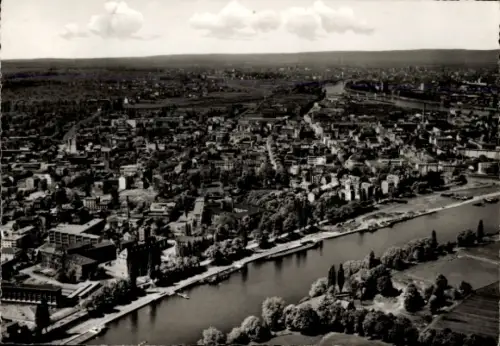 Ak Offenbach am Main Hessen, Luftaufnahme einer Stadt, Fluss, Bäume, Industriegebäude