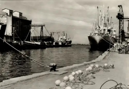 Ak Hansestadt Wismar, Hafenansicht, Schiffe,  Wasser, Seil, Bojen