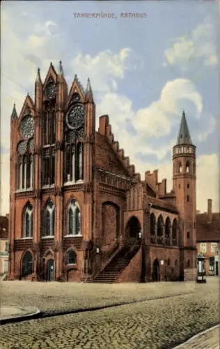 Ak Tangermünde an der Elbe, Rathaus in  gotische Architektur, Ziffernblätter, Türme