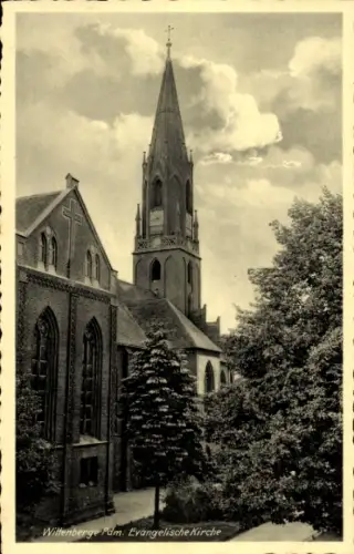 Ak Wittenberge an der Elbe Prignitz, Evangelische Kirche, Wittenberge, hoher Kirchturm, Bäume