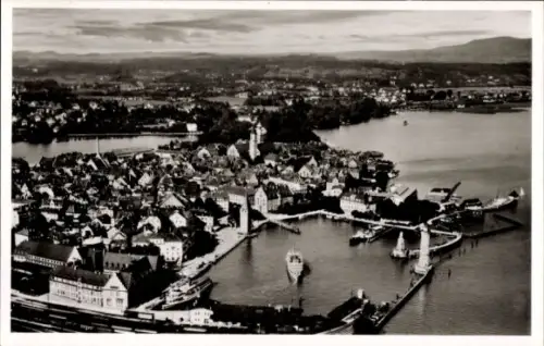 Ak Lindau am Bodensee Schwaben, Luftaufnahme von  Bodensee, Hafen, Schiffe, Landschaft
