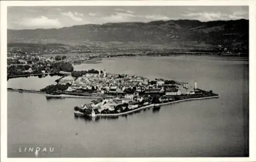 Ak Lindau am Bodensee Schwaben, Luftaufnahme von  Bodensee, Stadtansicht, Wasser, Berge