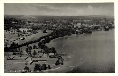 Ak Tutzing am Starnberger See Oberbayern, Luftaufnahme von  Sternberger See, Boote, Bäume, Landsc