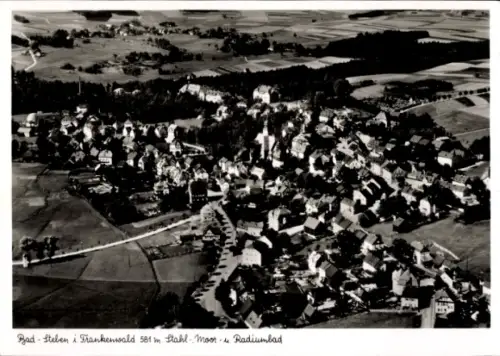 Ak Bad Steben in Oberfranken, Luftaufnahme von  Frankenwald, Häuser, Landschaft