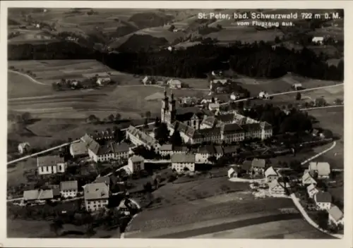 Ak St. Blasien im Schwarzwald, Luftaufnahme von  722 m, Landschaft, Gebäude