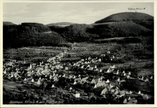 Ak Gönningen Reutlingen in Württemberg, Luftaufnahme von  Roßberg im Hintergrund, Schwarz-Weiß