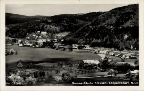 Ak Klausen-Leopoldsdorf Niederösterreich, Schwarze Landschaft,  N.-Oe., Wiesen, Bäume, Häuser