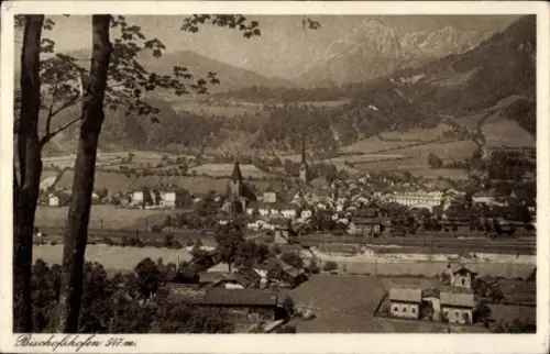 Ak Bischofshofen in Salzburg,  Berglandschaft, Kirche, Häuser, Fluss