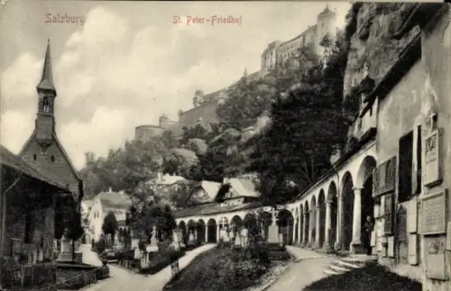 Ak Salzburg in Österreich, St. Peter-Friedhof, Kirche, Gräber, Berge im Hintergrund