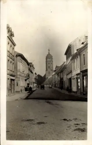 Ak Sangerhausen am Harz, Straße mit Häusern, Turm im Hintergrund, Schwarz-Weiß-Foto