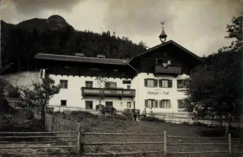 Ak Dorf Tirol Tirolo Südtirol, Slunger-Dof, Gebäude mit Pferd, Zaun, Bäume, Berge im Hintergrund