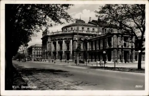 Ak Wien 1 Innere Stadt,  Burgtheater, schwarz-weiß, Straßenansicht