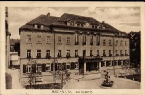 Ak Hartha in Sachsen, Rathaus,  Uhr, Brunnen, Bäume