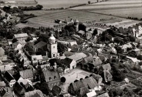 Ak Krempe in Holstein, Luftaufnahme von  Felder, Häuser, Kirche, Turm