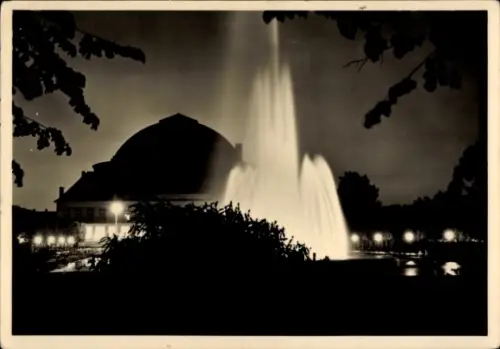 Ak Hannover, Brunnen, nächtliche Stimmung, Stadthalle,  1951