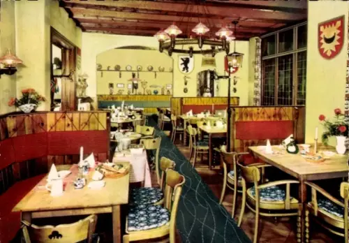 Ak Hansestadt Lübeck, Restaurant Innenansicht, Tische und Stühle, gelbe Wände, Dekoration, keine 