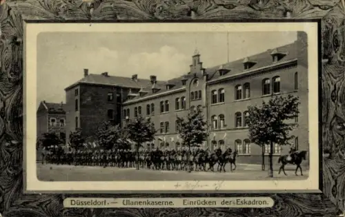 Präge Passepartout Ak Düsseldorf am Rhein, Ulanenkaserne, Einrücken der Eskadron