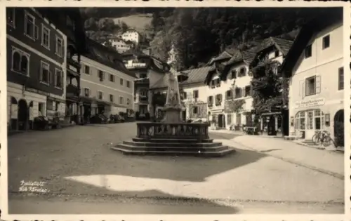 Ak Hallstatt im Salzkammergut Oberösterreich, Marktplatz mit Brunnen,  Gebäude, Fahrräder, Beschr