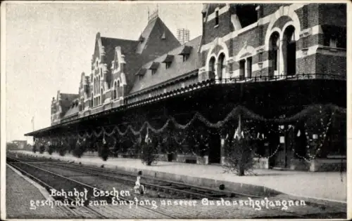 Ak Esschen Essen Flandern Antwerpen, Bahnhof, geschmückt zum Empfang der Austauschgefangenen