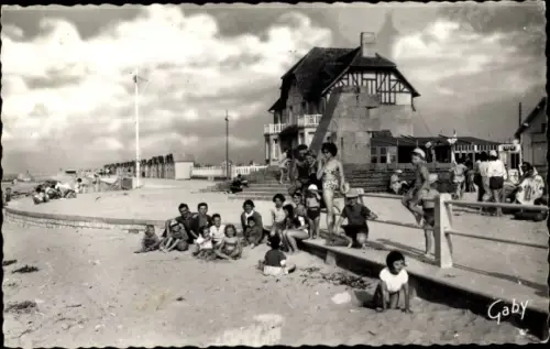 Ak Bernieres sur Mer Calvados, La Digue et le Monument commemoratif du Debarquement des Armees