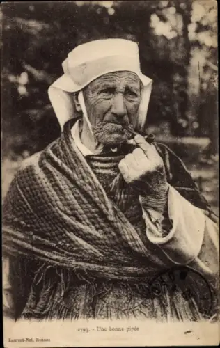 Ak Bretagne, Une bonne pipée, Bretonische Frau raucht Pfeife