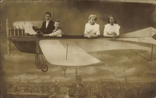Foto Ak Familie im Flugzeug, Fotomontage