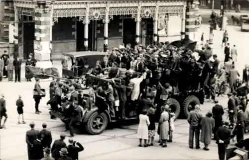 Foto Ak Niederlande, Befreiung im Mai 1945, Militärfahrzeug