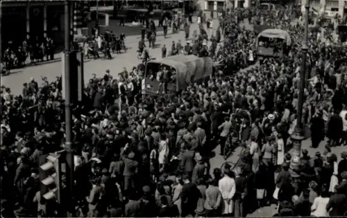 Foto Ak Niederlande, Parade, Ende Mai 1945