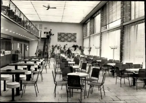 Ak Berlin Mitte, Karl Marx Allee, HO Mokka Milch Eisbar, Innenansicht