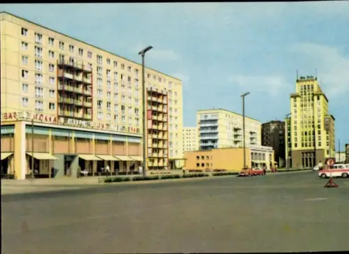 Ak Berlin Mitte, Blick entlang der Karl Marx Allee, Mokka Milch Eisbar