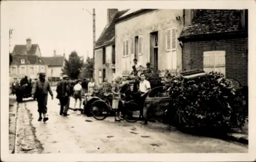 Foto Ak Frankreich? Straßenszene, Autos, Fahrrad, Anwohner