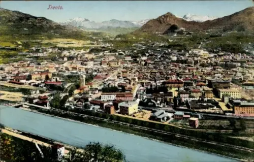 Ak Trento Trient Südtirol, Luftaufnahme von  Fluss, Berge im Hintergrund