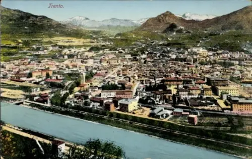 Ak Trento Trient Südtirol, Luftaufnahme von  Fluss, Berge im Hintergrund