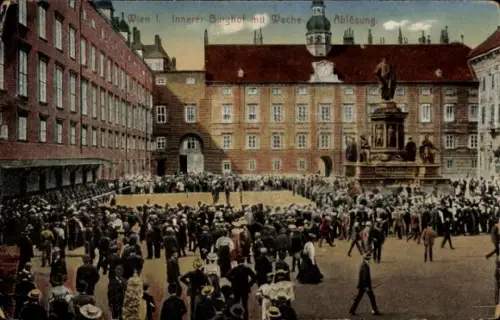 Ak Wien 1 Innere Stadt, Innerer Burghof, Wache, Ablösung, Menschenmenge, Statue