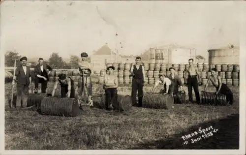 Foto Ak Rhena-Sport, Juni 1928, Männer rollen Fässer auf einem Feld